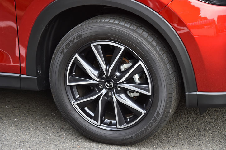 タイヤサイズは前後とも225/55R19。試乗車には「トーヨー・プロクセスR46」が装着されていた。