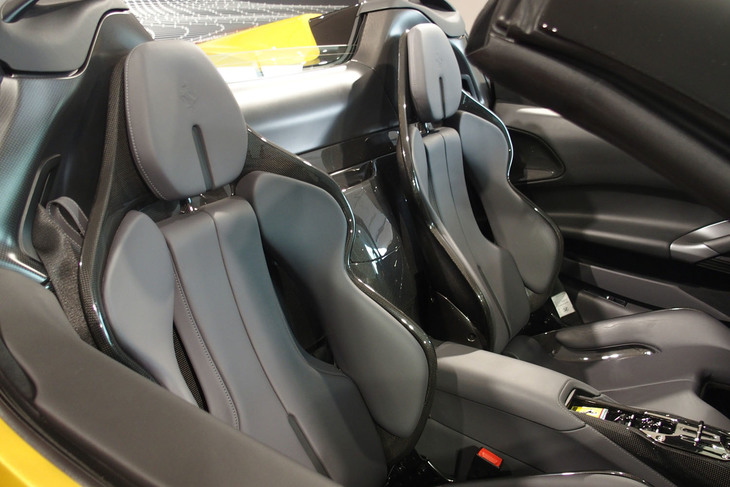 フェラーリSF90スパイダー（シート）