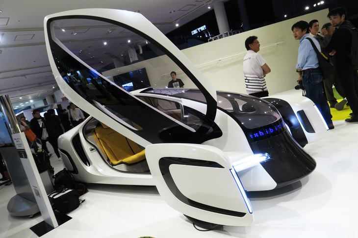 2019年の東京モーターショーに出展された東レのコンセプトカー「I toP」。巨大なサイドウィンドウを含め、ボディーの47％が樹脂でできており、大幅な軽量化を実現している。