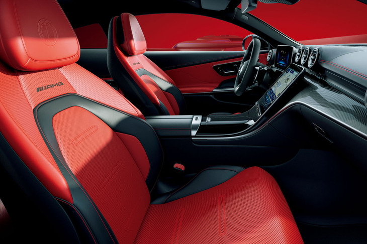 フロントシートはスポーティーなデザインの専用アイテム。ブラックまたはパワーレッド／ブラック（写真）のAMGナッパレザーもオプションで選択できる。