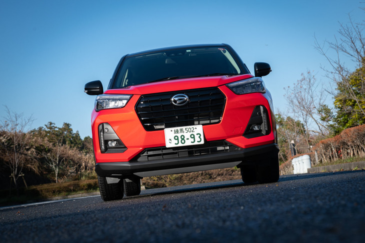 ボディーサイズは全長×全幅×全高＝3995×1695×1620mmと非常にコンパクト。最小回転半径もFFで4.9m、4WDで5.0mに抑えられている。