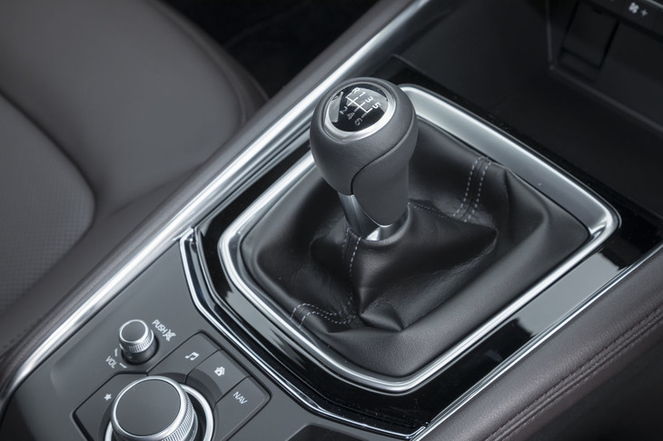 「CX-5」の6段MTモデルは、特別仕様車等を除いたディーゼルモデルの全グレードに設定される。このあたりがマツダらしいところだ。