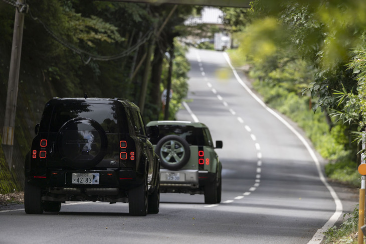 オン／オフを問わない洗練されたパフォーマンスに加え、豊富なバリエーションも魅力の「ディフェンダー」。3つのボディータイプやパワーユニットのラインナップ、内外装の仕立て、アクセサリーパックの選択によって自分だけの一台をクリエイトすることもできる。こだわり抜いた愛車は、きっと豊かな人生の良き相棒になってくれるはずだ。