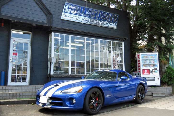 いつもお世話になっているアメ車専門店の「コレクションズ」さん。この日は軒先に2代目「バイパー」が展示されていた。うーん。やっぱりカッコイイな……。