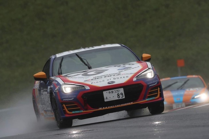 いよいよ予選が始まります。最初は私が参戦するクラブマンシリーズからです。今大会はオープンクラスとエキスパートクラスが混走となる予選／決勝レースとなりました。予選では、赤旗中断が2回もあり、自分自身少し焦りが出てしまったところもありましたが、赤旗中のピットで監督や先輩方、メカニックさんからアドバイスをいただき、なんとかチェッカーを受けた最終周にタイムをまとめられました。結果、自己ベストの8位につけることができました。