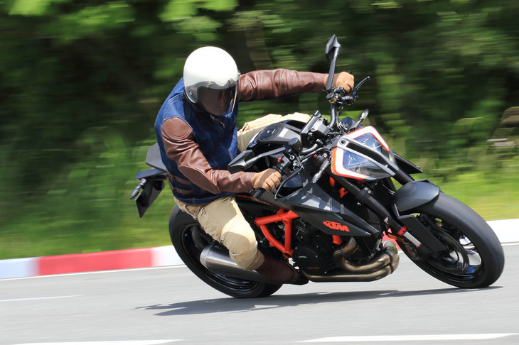 KTMのロードモデルのフラッグシップにあたる「1290スーパーデュークR」。新型ではフレームや足まわりの設計が全面刷新された。