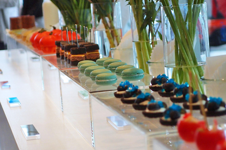 「ザ・ビートル」の発表会場で供された、カラフルなフィンガーフード。発表会では、同車の豊富なカラーバリエーションが強くアピールされた。