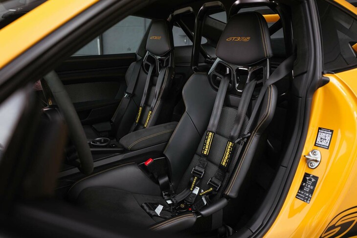 「ポルシェ911 GT3 RS」のコックピット。公道走行可能なモデルだが、カーボンむき出しのシートやロールケージが備わる車内のムードは、スパルタンそのものだ。