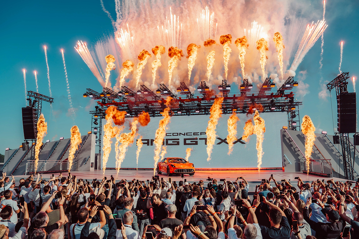 2500人ものメルセデスAMGの従業員や世界各国のメディア、インフルエンサーなどが参加。自動車のお披露目会というよりは祭りや野外ライブの雰囲気だ。