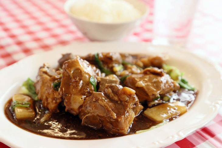 ハンバーガーから中華、和食まで幅広いメニューがそろう。写真は、ソーキ（骨付きの豚バラ肉）を中華風に煮込んだ食べごたえのある一品。