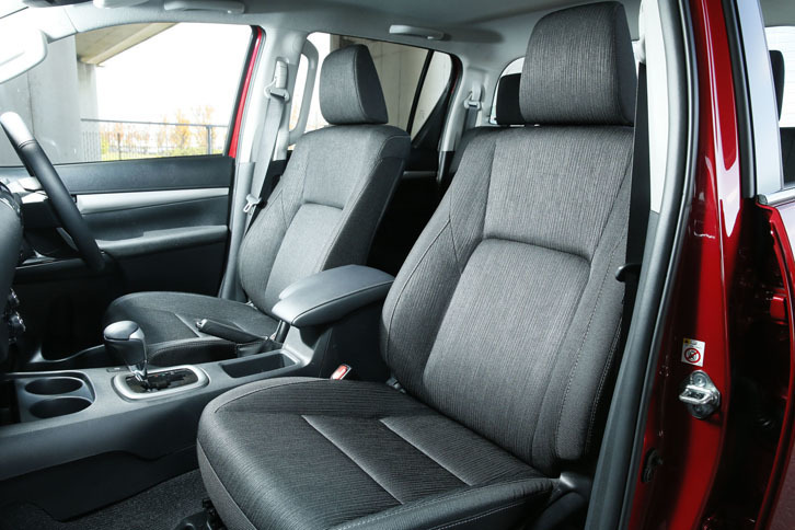 シートの表皮はファブリックのみ。カラーもブラックに限定される。