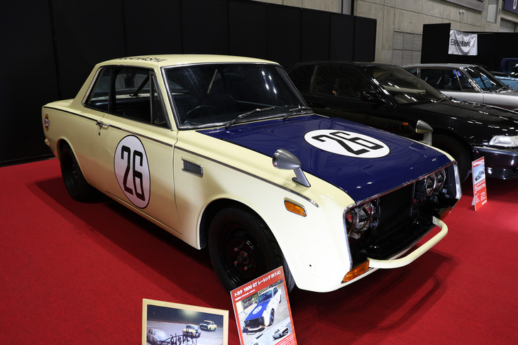 特別展示車両の1台である「トヨタ1600GTレーシング」（RT55）。1969年JAFグランプリの特殊ツーリングカーレースで高橋晴邦氏が駆り、デビュー戦となった「日産スカイライン2000GT-R」（PGC10）を抑えて先にゴールしたものの、走路妨害のペナルティーを科され2位に後退したマシンのレプリカ。