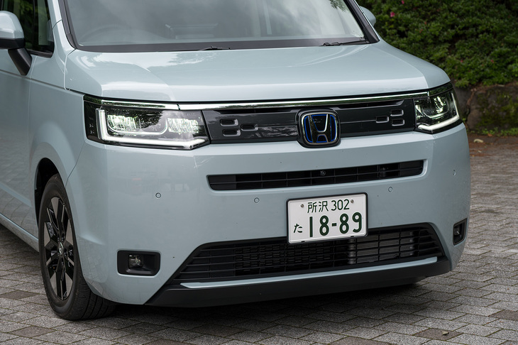 フロントマスクの迫力で勝負しないデザインは、ライバル車とは一線を画すポイントだ。