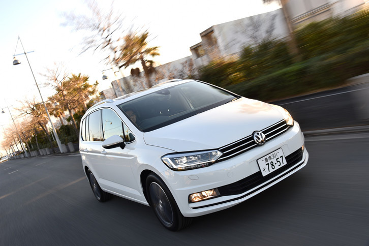 アイドリングストップ機構やブレーキエネルギー回生機構の採用もあり、新型「ゴルフトゥーラン」はJC08モード計測で18.5km/リッターという燃費を実現している。