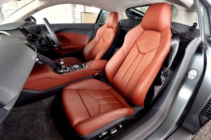 シート表皮はファインナッパレザー。「V10プラスクーペ」ではバケットシートが標準だが、試乗車にはスポーツシートが装着されていた。