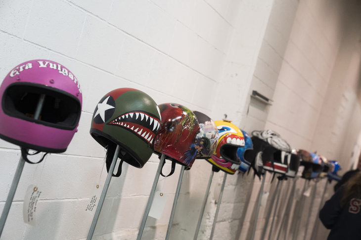 「The One Moto Show」内のイベントとして人気の、ヘルメットのカスタムコンテスト「21Helmet」。今回は地元のアートスクールに通う高校生が参加し、個性的なヘルメットが並んだ。