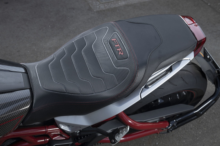 「FTR Rカーボン」専用デザインのプレミアムシート。「FTR」では燃料タンクをシート下に配置しており、車体の低重心化を図っている。