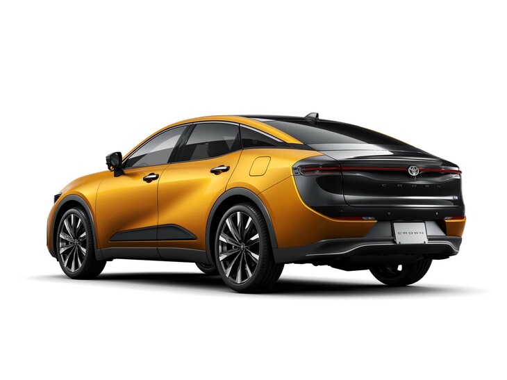 4ドアクーペのようなスタイリングの「クラウン（クロスオーバー）」。リアには独立したトランクが設けられている。