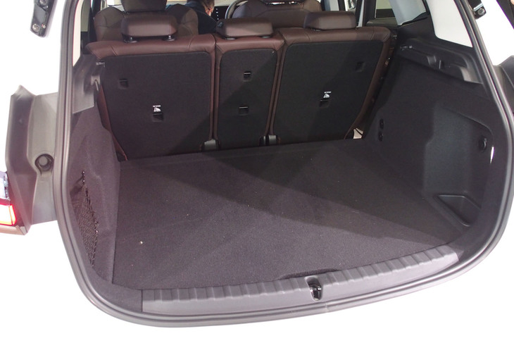 218iアクティブツアラー エクスクルーシブ（ラゲッジスペース）