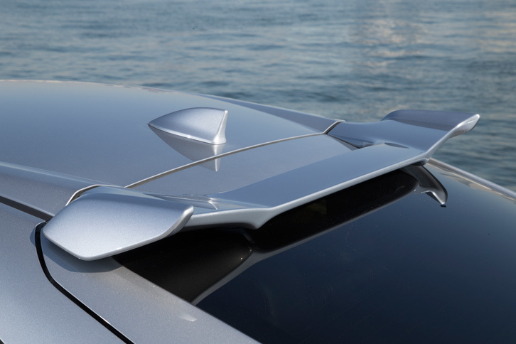 テールゲートの上端部に装着されたスポーティーな意匠のスポイラー。実は、試乗車に装着される空力パーツはこれだけ。効果的に使われたオレンジの“差し色”により、カタログモデルとは大きく異なるイメージを実現しているのだ。