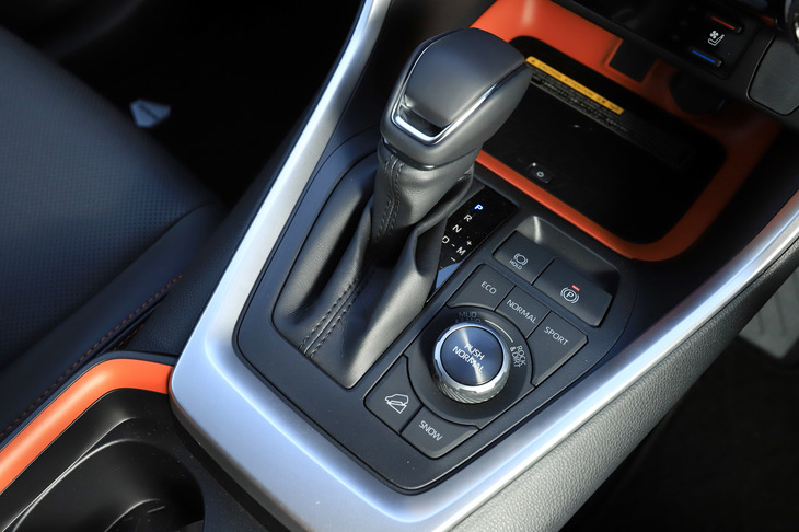 センターコンソールに備わる走行モードのセレクター。ガソリン4WD車には、オフロード走行向けの「ROCK & DIRT」「MUD & SAND」というモードを備えた「マルチテレインセレクト」も用意される。（写真は「アドベンチャー」のもの）（写真＝荒川正幸）