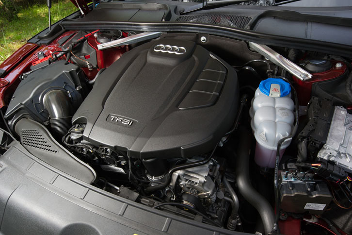 「S5」を除いた「A5」ファミリーは、すべて2リッター直4ターボエンジンを搭載する。試乗した「2.0 TFSIクワトロ スポーツ」は、その中で最もパワフルな最高出力252ps、最大トルク370Nmの仕様。