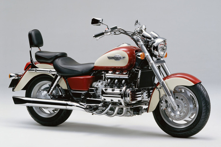 「ゴールドウイング」の派生モデルとして、1996年7月に発売された「ワルキューレ」（写真は1997年モデル）。車体前方を覆う大型フェアリングがないため、水平対向6気筒エンジンの存在感が一段と際立っていた。