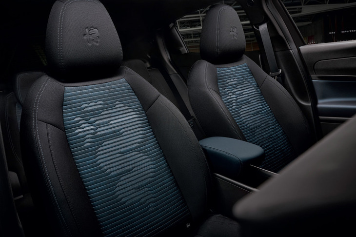 アルファ・ロメオの紋章がデザインに取り入れられたシート。