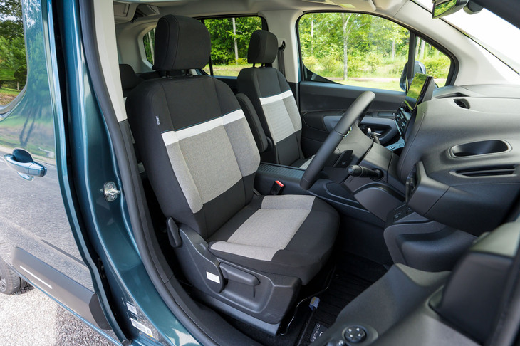 以前は濃いグレーと薄いグレーを基調にターコイズブルーのラインをあしらっていたシート表皮はラインがホワイトに変わった。着座感は極めてソフト。