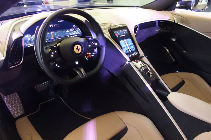 “セル”と名付けられた体を包み込むような空間とされたコックピット。メーターには16インチの液晶ディスプレイが採用されている。