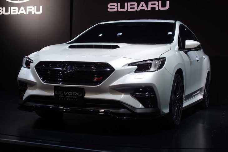 膨張色といわれるホワイトでも締まって見える次期「レヴォーグ」。ボディーサイズは現行型よりもわずかに大きくなる見込みだ。