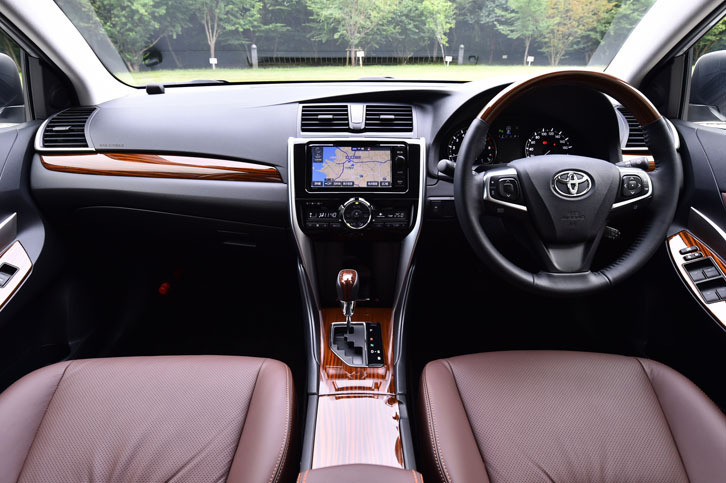 “EXパッケージ”を冠する「プレミオ」の上級グレードには、本革巻きで本目調のステアリングホイールや6スピーカーのオーディオシステムが標準で備わる。