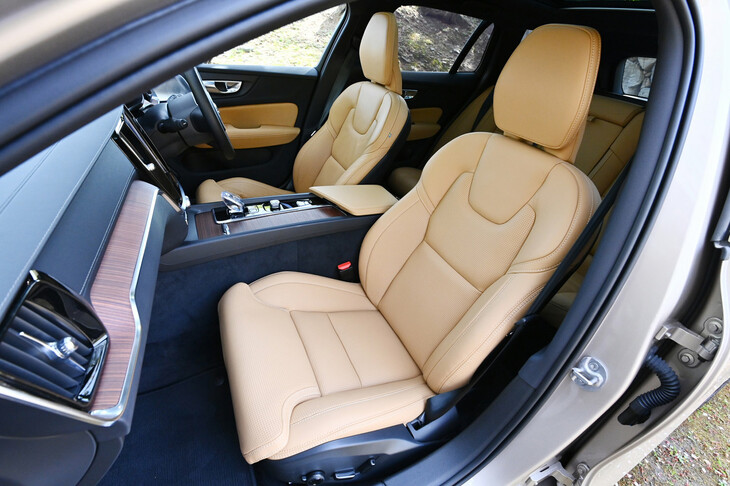 ボルボV60アルティメットB4（フロントシート）