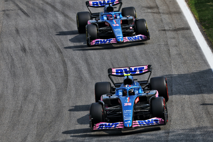 最悪のスプリントから最高のレース結果に結び付けたのがアルピーヌ勢だ。スプリントでは、エステバン・オコン（写真前）とフェルナンド・アロンソ（同後ろ）が2度も接触し、オコン16番グリッド、アロンソ17番グリッドと後方に沈む結果に。マクラーレンからコンストラクターズランキング4位を守りたいチームとしては、6番グリッドスタートのライバル、ランド・ノリスの動向を気にしつつ、自らはより多くのポイントを取りたかったのだが、レースではノリスがまさかのトラブルでリタイア、マクラーレンが無得点に終わってくれたばかりか、アロンソ5位、オコンも8位でチェッカードフラッグを受けたのだから願ったりかなったり。これでマクラーレンとのギャップは19点に拡大し、最終戦に向かうこととなった。（Photo=Alpine F1）