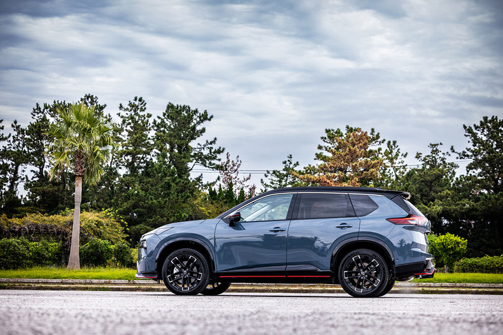 「エクストレイルNISMOアドバンストパッケージe-4ORCE」のボディーサイズは全長×全幅×全高＝4705×1840×1720mm、ホイールベースは2705mm。車重は1890kgと発表されている。