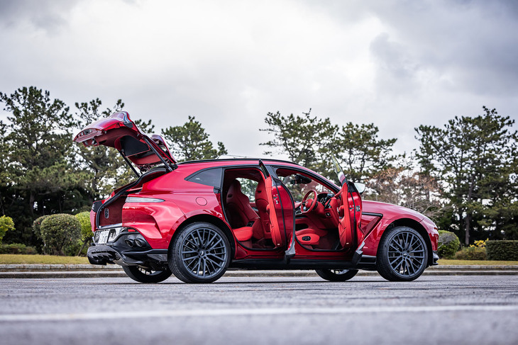 マイナーチェンジした「DBX707」のボディーサイズは従来型と変わらず、全長×全幅×全高＝4495×1980×1275mm、ホイールベースは2705mmとなる。