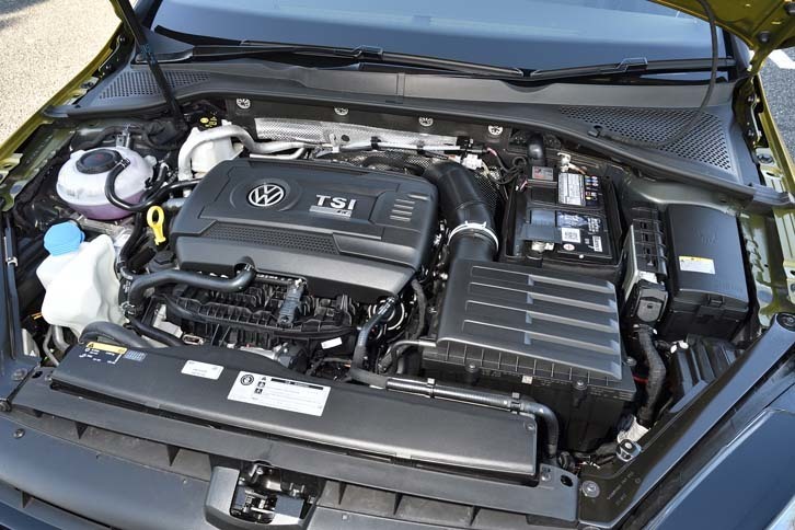 「ゴルフGTIパフォーマンス」ではエンジンにも手が加えられており、ノーマルの「GTI」よりも15psと20Nmアップの245psと370Nmを発生する。組み合わされるトランスミッションも、GTIとしては初の7段DSG（ノーマルは6段）となる。