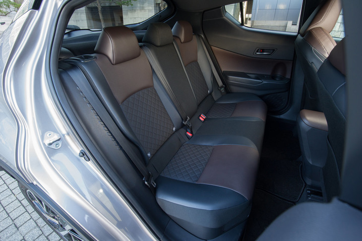 「C-HR」のリアシート。座ってみると、頭のすぐそばにルーフやリアウィンドウが迫り、またサイドウィンドウが狭いことから非常に暗い空間となっていた。（写真＝向後一宏）