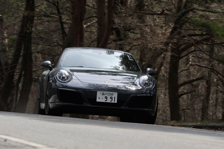 装備の強化も図られており、減衰力可変ダンパーの「PASM」が全車標準装備となったほか、「カレラS」には後輪操舵機構がオプション設定された。