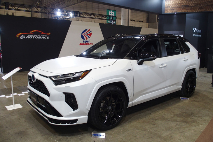 「走りの良さを全面に感じることができる上質感のあるオンロードテイスト」をテーマに開発された「トヨタRAV4 PHEV-SPORTY PKG」。