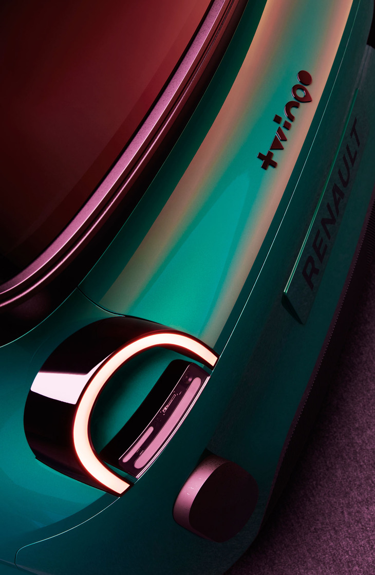 リアコンビランプのデザインにもヘッドランプと対になる円形のモチーフが用いられる。ハッチゲートの中央に「twingo」のエンブレムが備わる。