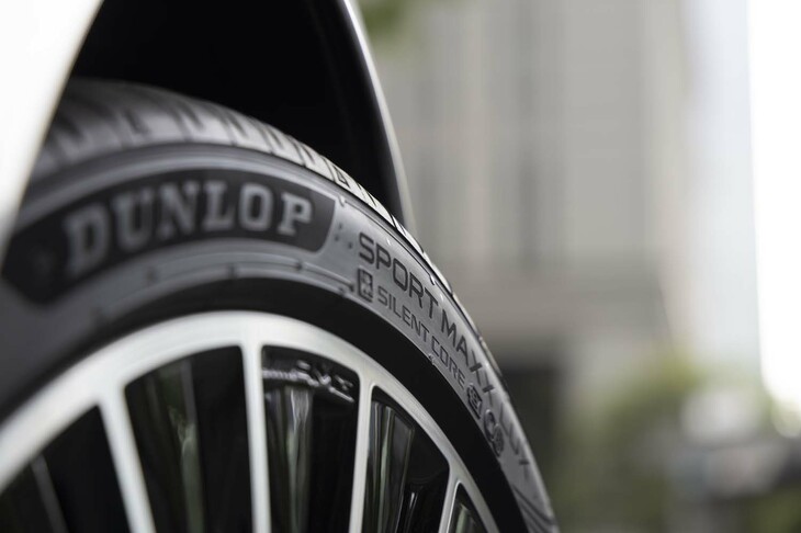 “没入感”をひとつのキーワードに掲げ、ドライバビリティーと静粛性を磨き上げた「スポーツマックス ラックス」。このタイヤをつけたクルマなら、「移動するリスニングルーム」として、音楽にも没入できることだろう。