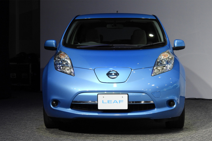 会場には2010年登場の初代「リーフ」も展示。その性能は、バッテリー容量24kWh、航続距離200km（JC08モード）と、つつましいものだった。
