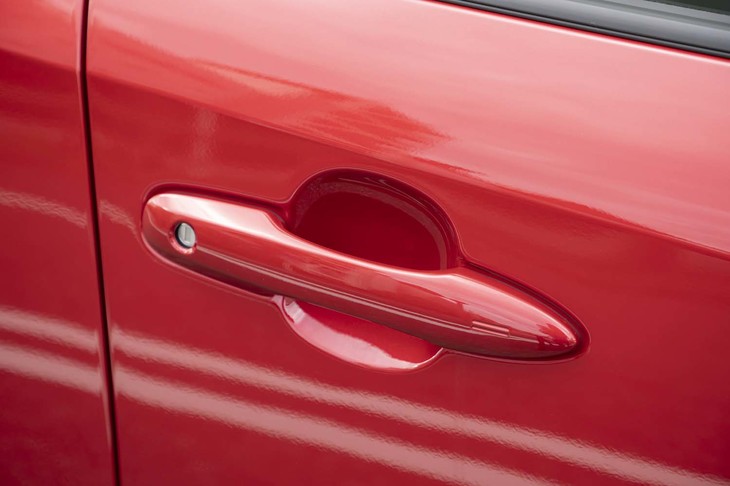 厚みのないドアハンドルは全幅を抑えた“ニッポンのカローラ”ならではの装備だ。
