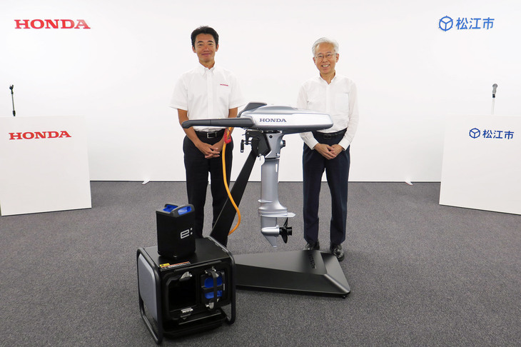 電動推進機の開発を担う、本田技研工業の福田蔵麿氏（写真向かって左）と、松江市の講武直樹副市長（同右）。