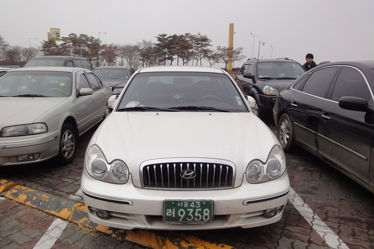 韓国で見た4代目「ヒュンダイ・ソナタ」。2001年から2004年まで販売された。エグい顔つきが「うげえ」でしたが、今じゃ信じられないイケメンに成長した。