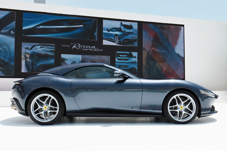 フェラーリ・ローマ スパイダー（サイドビュー）