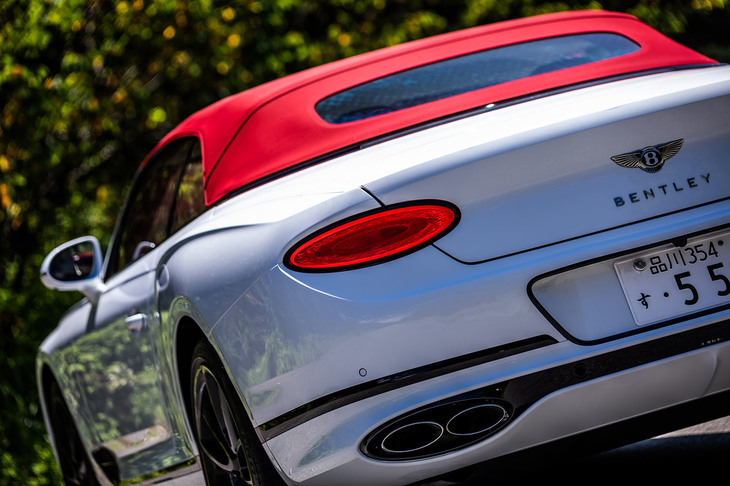 今回の試乗車は、フロントグリルやリアバンパーのインサート、モール、ヘッドランプとテールランプのベゼルなどがブラックとなる「Continentalブラックラインスペック」で仕上げられていた。