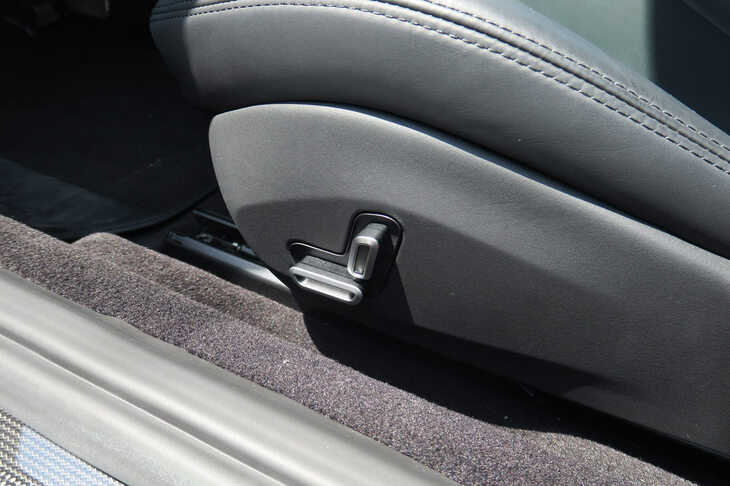 フェラーリ・ローマ スパイダー（パワーシートのスイッチ）