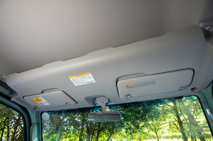 「スーパーキャリイ」のキャビンはハイルーフ仕様をベースとしており、上部にはオーバーヘッドシェルフが設けられている。